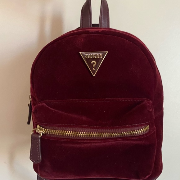 Mini bag from guess. Color: Burgundy - Picture 1 of 3